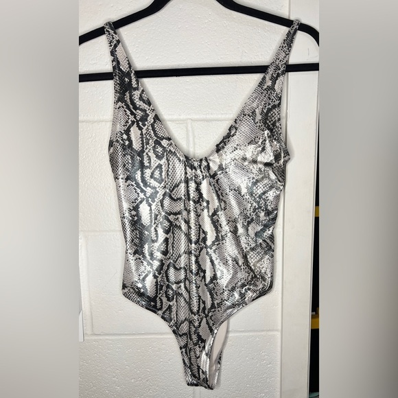 Bound by Bond Eye Australia Viva Metallic One Piece Swimsuit
Whitesnake Size S - Picture 3 of 5